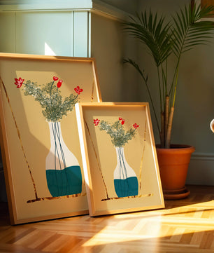 Vase avec des fleurs rouges et des accents dorés