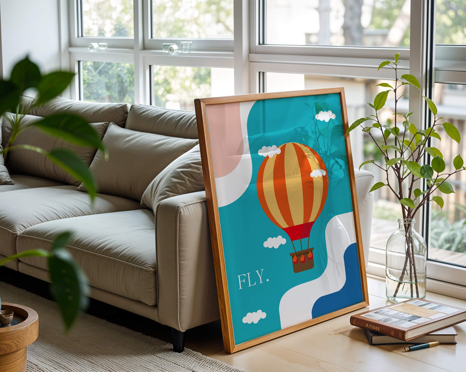 Bunte Heißluftballon-Illustration mit Wolken und abstrakten Formen