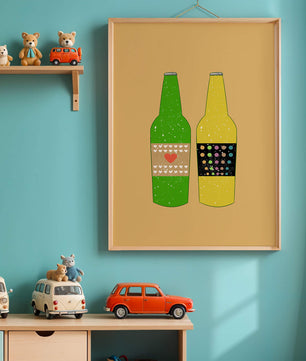 Ilustración de botellas de cerveza coloridas con etiquetas artísticas