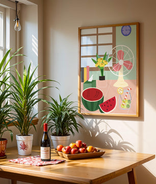 Nature morte sur le thème de l'été avec pastèque, éventail et fleurs dans un intérieur lumineux