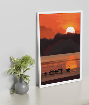 Ruhiger Sonnenuntergang über einem See mit Schwanensilhouette