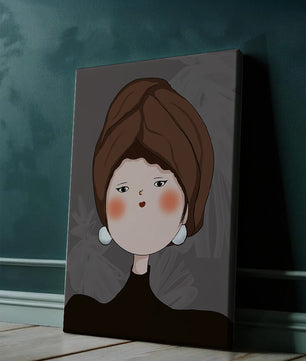Retrato elegante de una mujer con un tocado único y rasgos expresivos