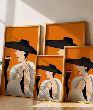 Femme élégante avec un chapeau noir et une fourrure blanche avec un verre de vin
