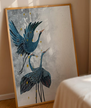 Elegante blaue Kraniche vor einem ruhigen abstrakten Hintergrund mit goldenen Akzenten