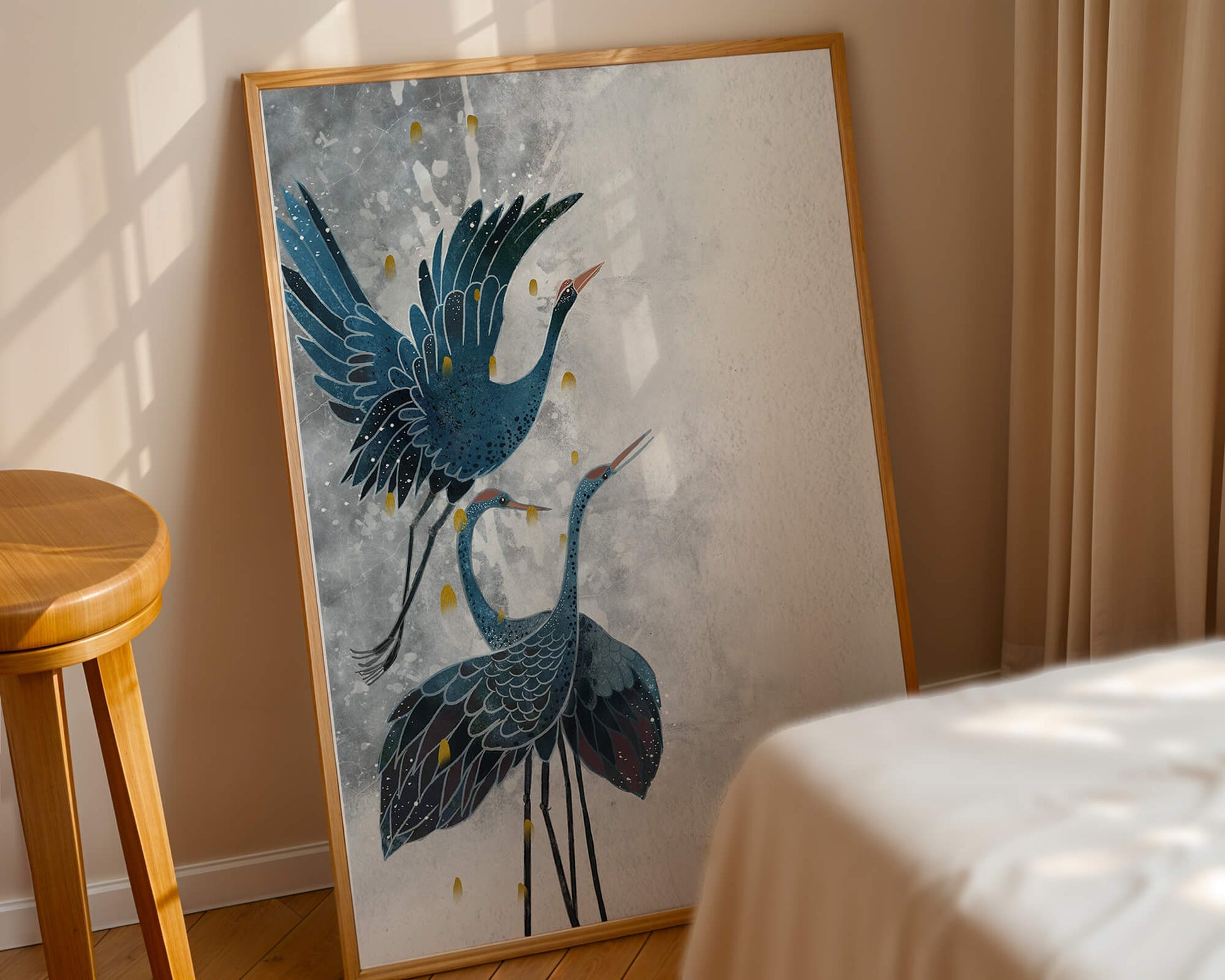 Elegante blaue Kraniche vor einem ruhigen abstrakten Hintergrund mit goldenen Akzenten