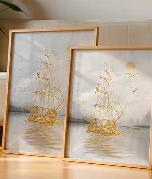Escena náutica serena con velero dorado en el mar
