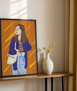 Mujer elegante con ropa casual, gafas de sol y bolso en un fondo naranja