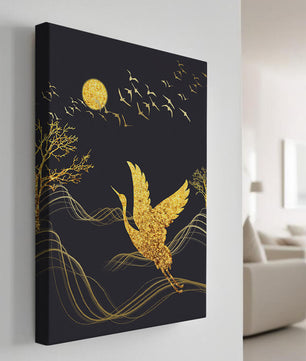 Goldener Kranich fliegt nachts über abstrakte Landschaft