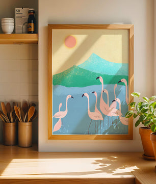 Friedliche Szene mit Flamingos in einer ruhigen Landschaft mit Bergen und Sonnenuntergang