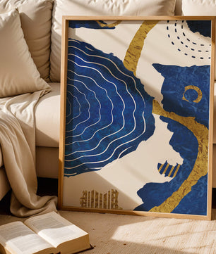 Diseño abstracto ondulado azul y dorado con patrones geométricos