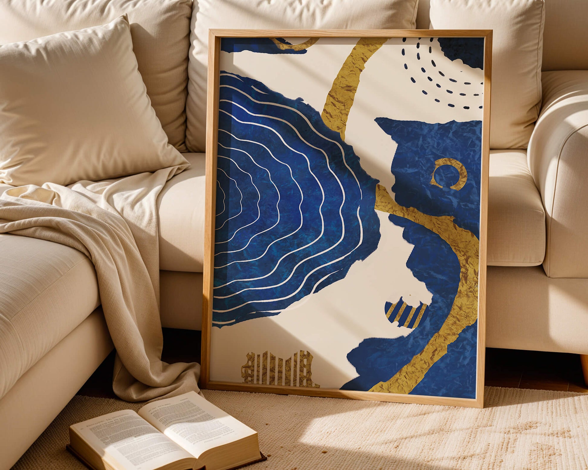 Diseño abstracto ondulado azul y dorado con patrones geométricos