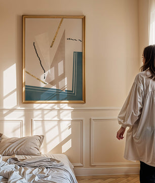 Abstraktes geometrisches Kunstwerk mit goldenen Elementen