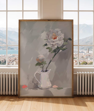 Elegantes peonías blancas en una jarra de cerámica con fondo pastel suave