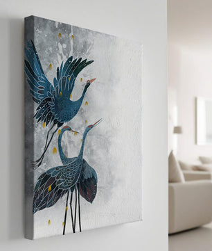 Elegante blaue Kraniche vor einem ruhigen abstrakten Hintergrund mit goldenen Akzenten