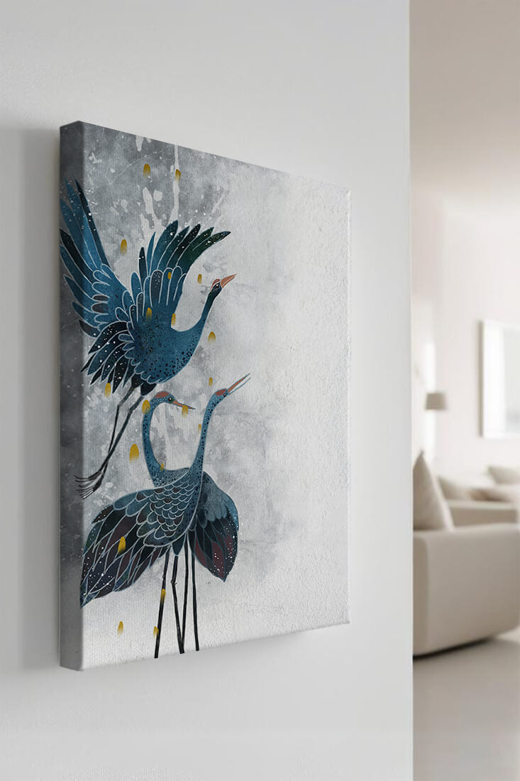 Elegante blaue Kraniche vor einem ruhigen abstrakten Hintergrund mit goldenen Akzenten