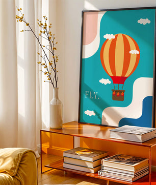 Bunte Heißluftballon-Illustration mit Wolken und abstrakten Formen