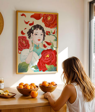 Mujer elegante rodeada de vibrantes flores y pétalos rojos