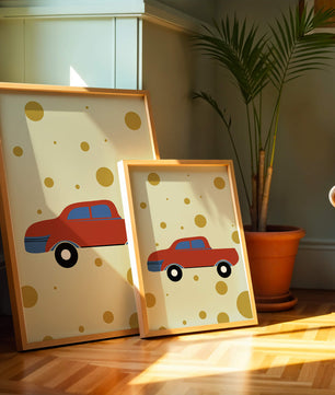 Ilustración abstracta de un coche rojo con círculos dorados sobre un fondo beige