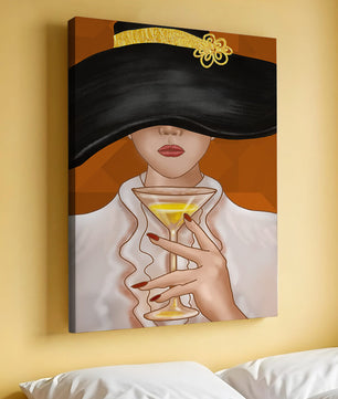 Femme avec un chapeau noir orné d’une touche dorée tenant un verre à cocktail