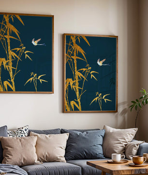 Goldener Bambus und Vogel vor tiefblauem Hintergrund