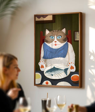 Ilustración de un gato comiendo con pescado y babero azul