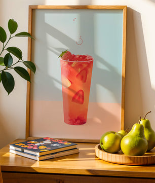 Refrescante bebida de fresa con rodajas flotantes sobre un fondo pastel