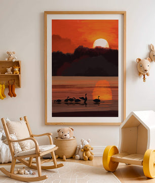 Ruhiger Sonnenuntergang über einem See mit Schwanensilhouette