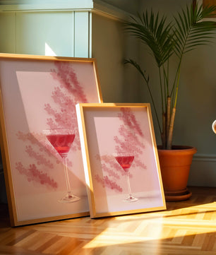 Elegante copa de cóctel roja sobre un fondo texturizado rosa