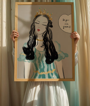 Femme élégante en robe turquoise avec une couronne dorée