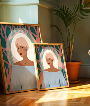 Illustration einer Frau mit einem pastellfarbenen Hintergrund aus abstrakten Bäumen