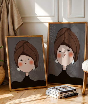 Retrato elegante de una mujer con un tocado único y rasgos expresivos