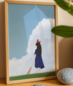 Junges Mädchen steht auf Gras mit Besen unter blauem Himmel