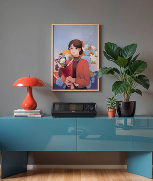 Mujer sosteniendo ramo con fondo floral