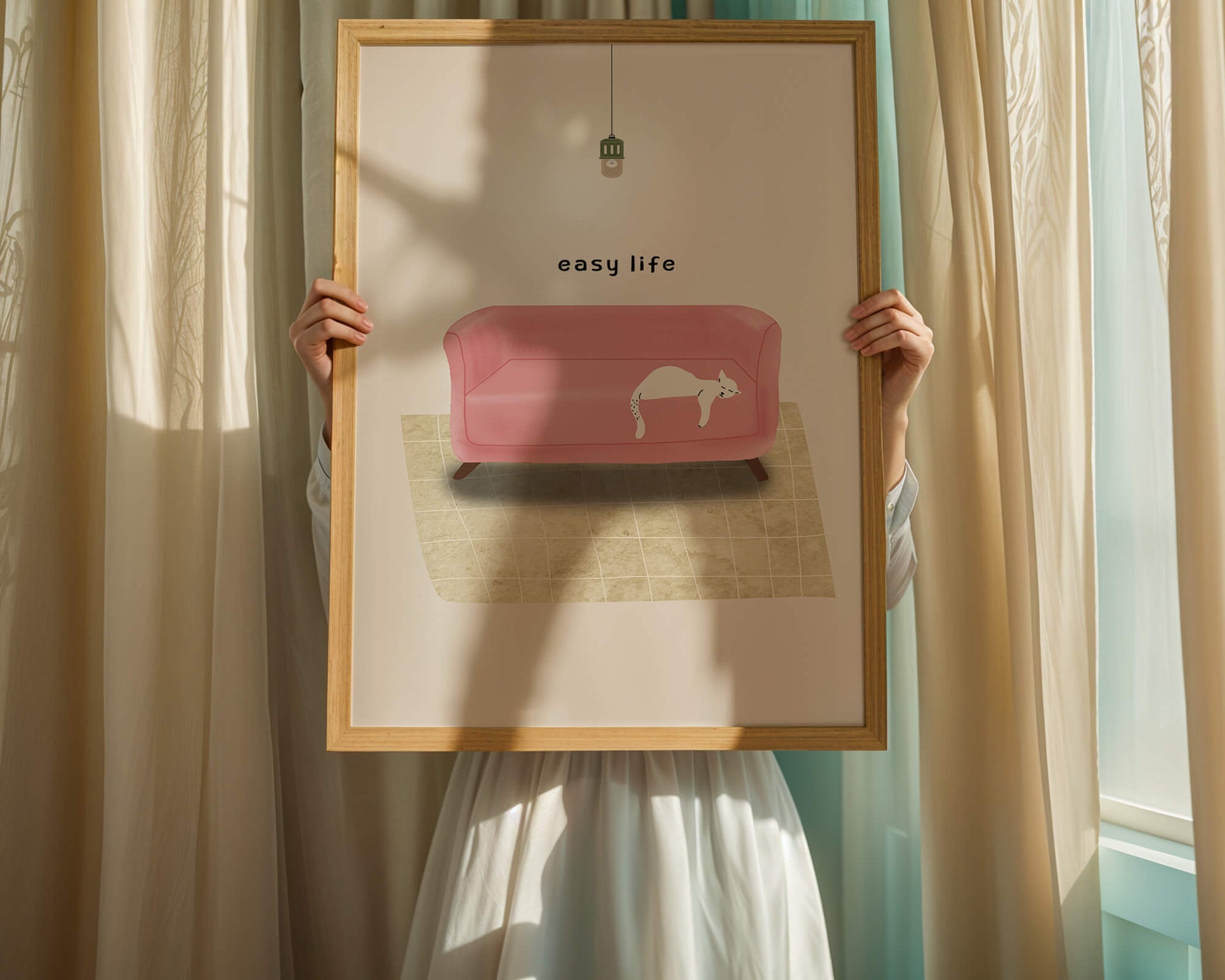 Interior minimalista con sofá rosa y gato blanco relajado