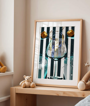 Elegante copa de champán con manzanas doradas y fondo a rayas