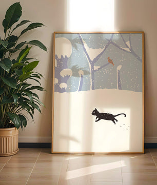 Paysage enneigé illustré avec un chat noir joueur et un oiseau dans un décor hivernal