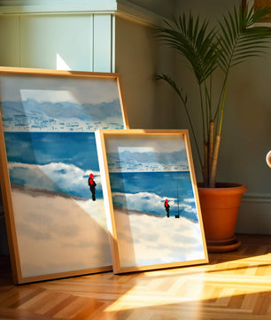Winterlandschaft mit Person in roter Jacke am Meer