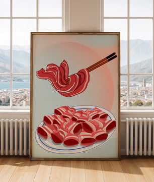 Deliciosas lonchas de carne cruda en un plato con palillos al fondo