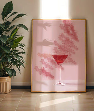 Elegante copa de cóctel roja sobre un fondo texturizado rosa