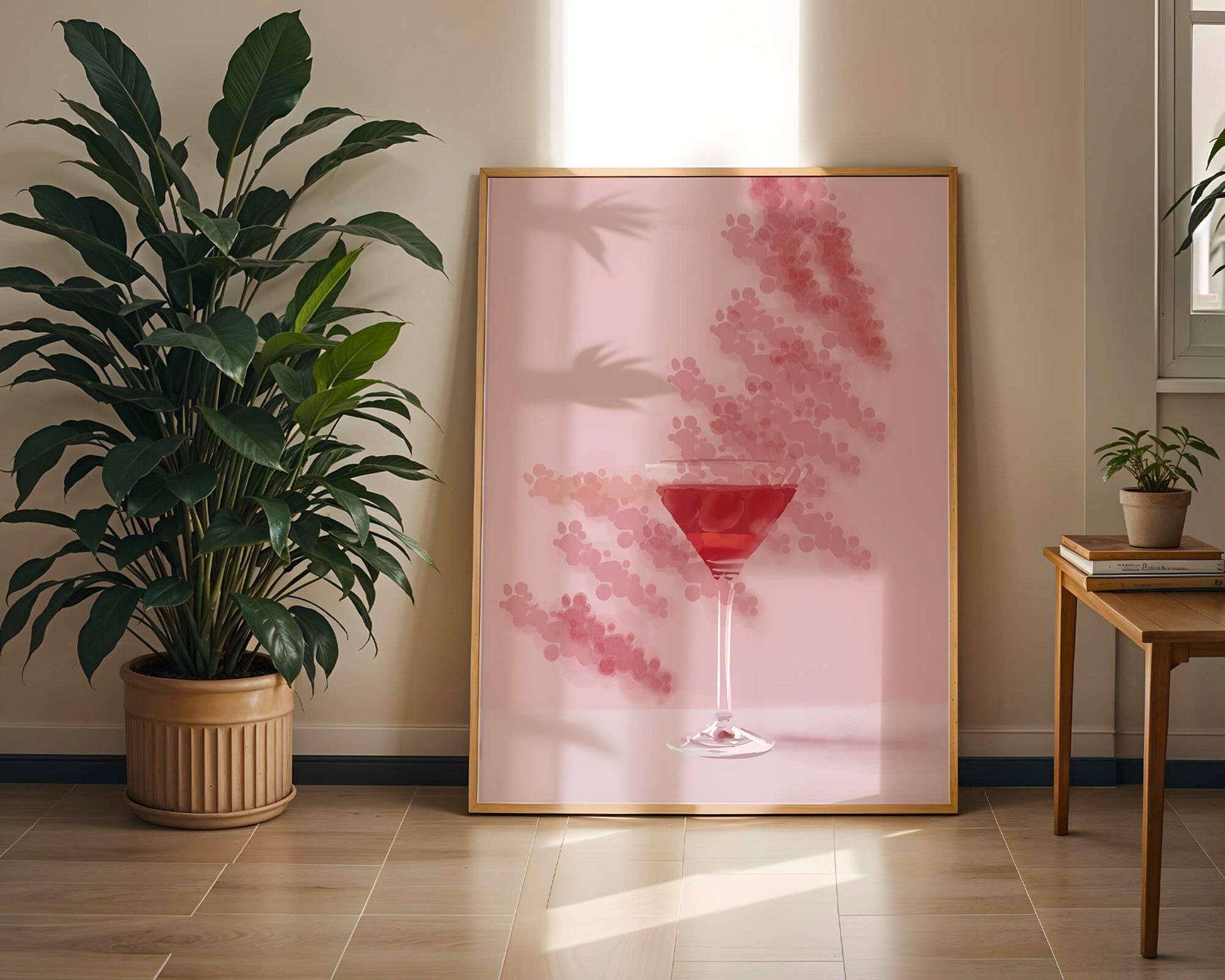 Elegante copa de cóctel roja sobre un fondo texturizado rosa