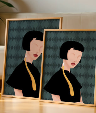 Femme élégante aux cheveux courts et boucles d’oreilles dorées sur un fond à motifs