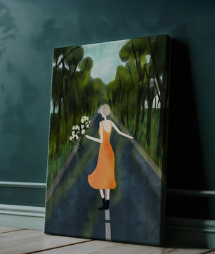 Femme en robe orange marchant sur une route avec des fleurs dans la forêt