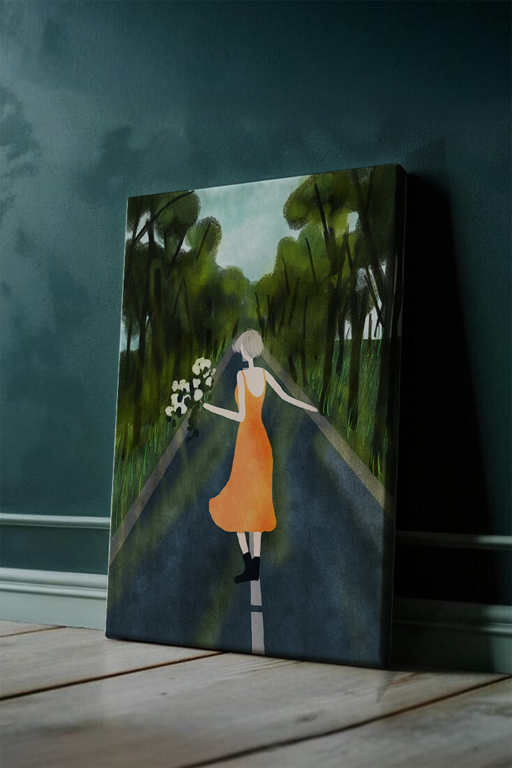 Mujer con vestido naranja caminando por una carretera con flores en el bosque