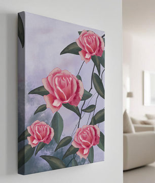 Hermosas rosas rosadas con exuberantes hojas verdes sobre un fondo suave