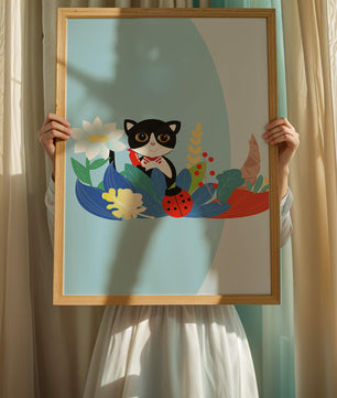 Ilustración de un gato con mariquita y flores sobre fondo azul claro
