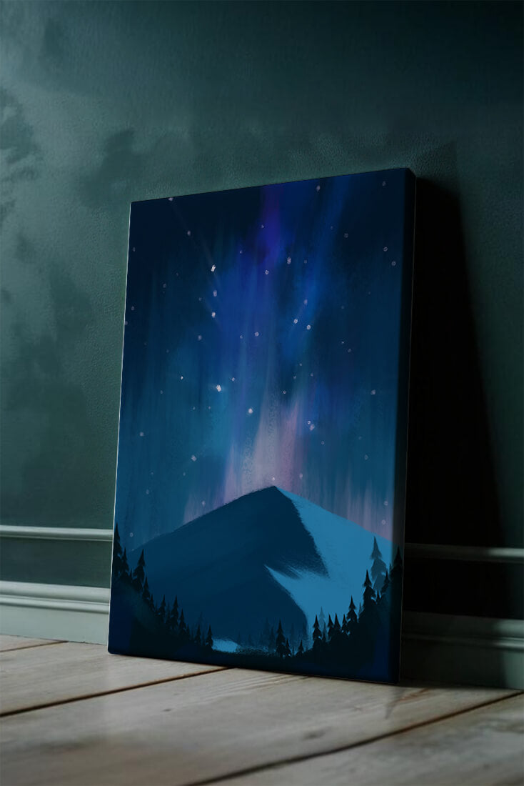 Paisaje montañoso sereno con auroras boreales y bosque oscuro