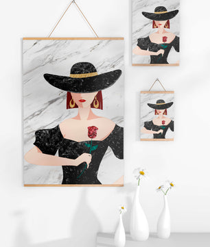 Elegante Frau mit stilvollem schwarzen Hut und roter Rose