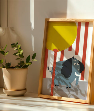 Illustration eines verspielten Elefanten mit einem gelben Ballon in abstrakter Umgebung