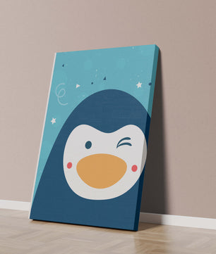 Pingüino animado juguetón sobre un fondo azul caprichoso