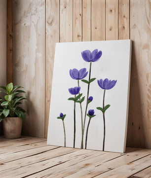 Flores púrpuras elegantes en un fondo oscuro
